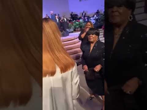 when pastor shirley caesar passes the mic @LeandriaJohnsonFan1  killed 😲the notes#jesuslovers 😲