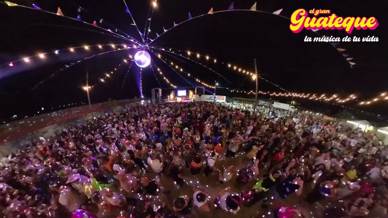 Gente de todas las edades bailando Ilarié con EL GRAN GUATEQUE