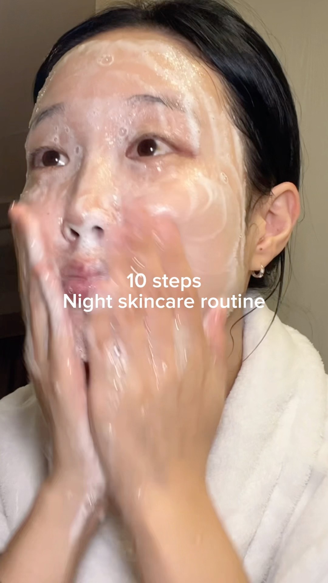 Bagi yang penasaran, inilah rahasia kecantikan malamku: 10 langkah skincare yang bikin kulit glowing! 🌙✨