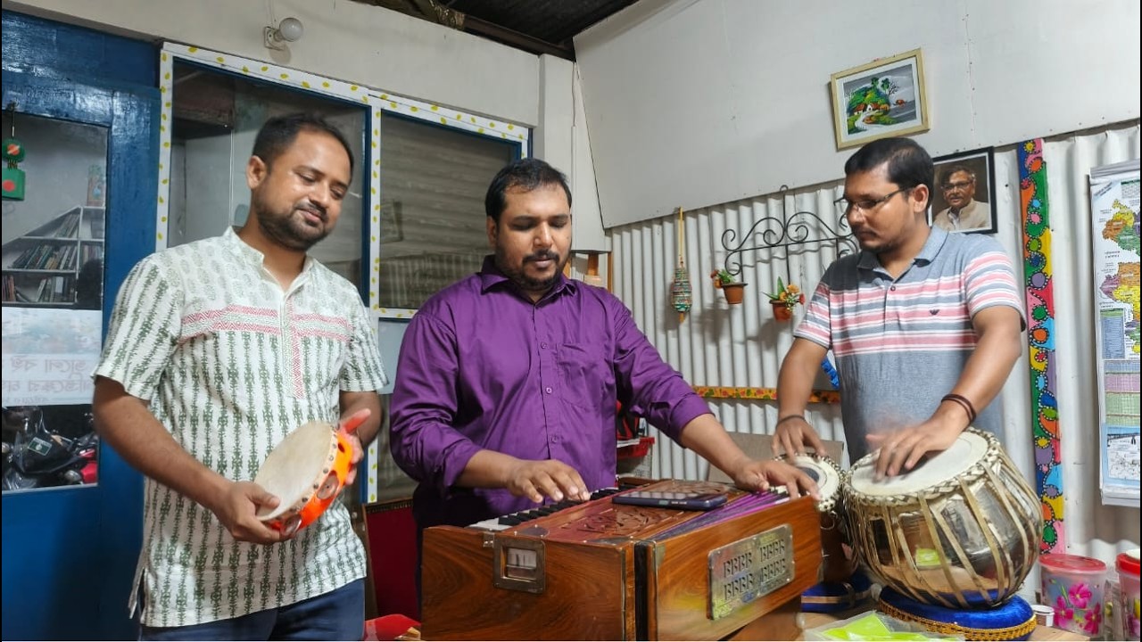 গান পরিবেশন করছে ভিক্টর গমেজ