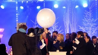 Lâcher d'un Grand Ballon de la Paix par Sylvie Vartan - Noël Strasbourg 2013