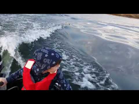 Cu barcuta pe un lac