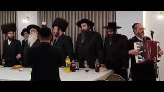 הרבי מצאנז, אברום בורשטיין באקורדיון.