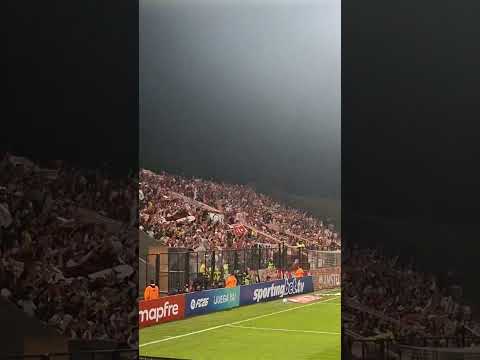 "La Guardia Albi Roja Sur - Independiente Santa Fe anoche vs Platense en Argentina" Barra: La Guardia Albi Roja Sur &bull; Club: Independiente Santa Fe &bull; País: Colombia