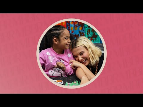 Millie Bobby Brown visita a EMEF Profa. Olinda Menezes Serra Vidal