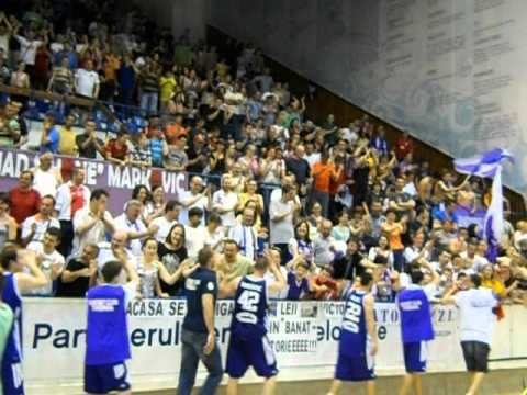 Bucuria de la sfarsitul meciului BC Timisoara - U Cluj 76-72, al doilea al semifinalei