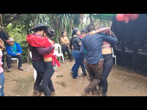 MIRA QUE BAILAZO SE ARMÓ EN MATAQUESCUINTLA BAJO LLUVIA CHULADA (Parte4) 