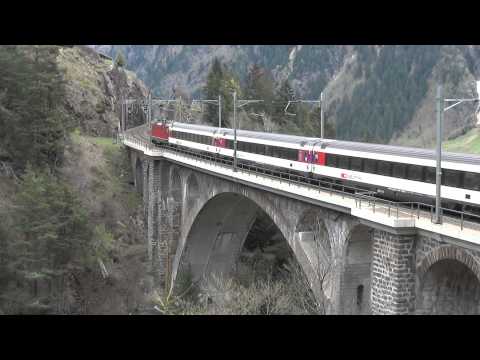 SBB Re 4/4 TRENO REGIONALE IN TRANSITO A  WASSEN. (CH) 25 - 4 - 2015.
