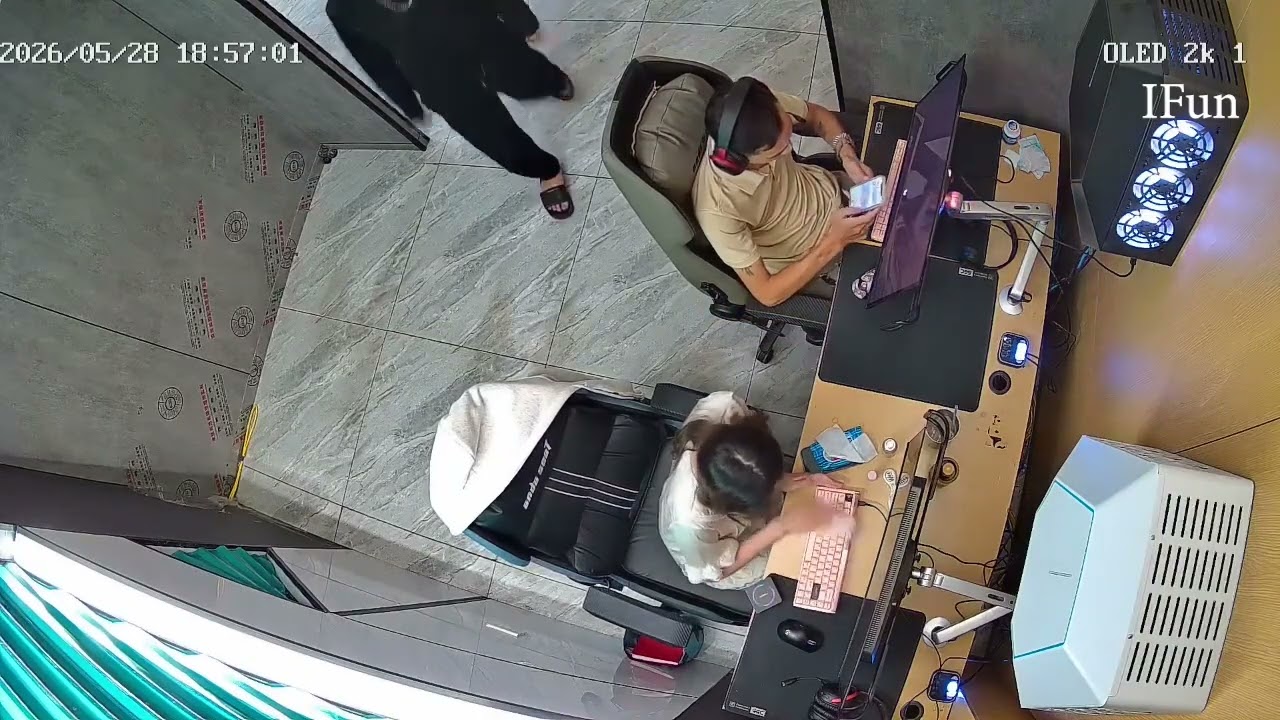 Gaming Girl Accidentally Turns Off Guy's Machine Twice || ViralHog