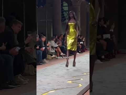 Stunning #anokyai #versace #mfw #fashionweek #runway