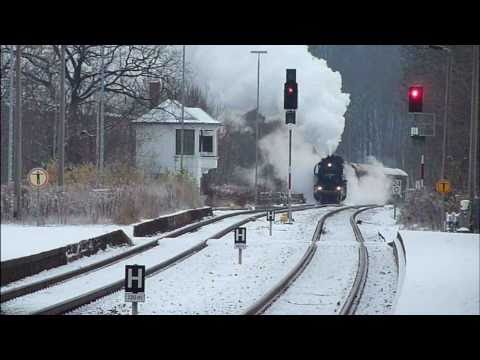 (HD) Reichsbahn Dampflok im Schnee mit viel Dampf / german steam loco and train  in snow