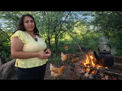 Mujer del MONTE construye su CASA de BARRO y vive de lo que siembra