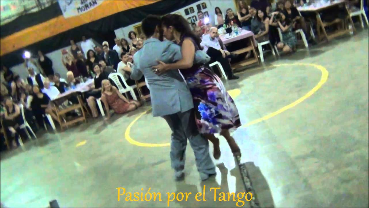 VIRGINIA GOMEZ y CHRISTIAN GOMEZ Bailando la Milonga ELLA ES ASÍ en la MILONGA del MORAN