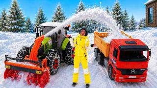 Limpando neve com os veículos de serviço e os carrinhos de brinquedo Mocas!