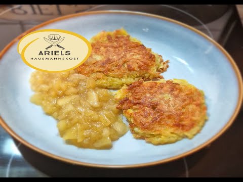 Kartoffelpuffer oder Reibekuchen mit selbstgemachtem Apfelkompott wie bei Oma, Hausmannskost,
