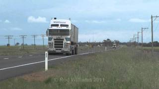 preview picture of video 'Big Rigs through Pimpinio : Trucking down under'