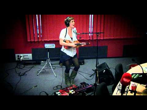 Studio Brussel: Liesa Van der Aa - Nightclubbin / No Diggity (live)