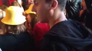 Uberdope crowdsurft tijdens het rappen ! EP voorstelling &#39;niet te doen&#39; DOK gent.