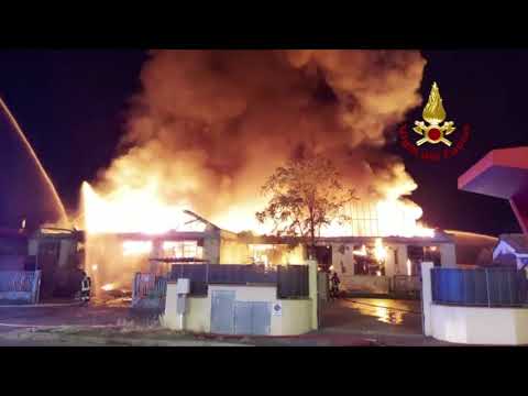 MONTEMURLO (PO) - INCENDIO CAPANNONI INDUSTRIALI