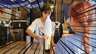 新観光名所「バンセーン魚市場」で売られている想像の２倍の高さのミルクティー。109バーツ。