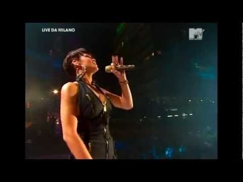 Rihanna - Covers Lauryn Hill (That Thing) & Beenie Man (Who Am I) Live Medley