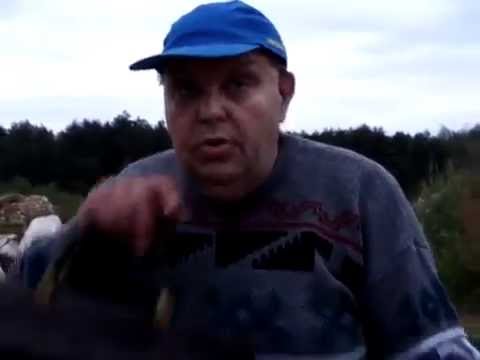 Kononowicz pali flagę ISIS.