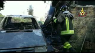 incendio-a-gesualdo-deposito-e-auto-in-fiamme-il-video