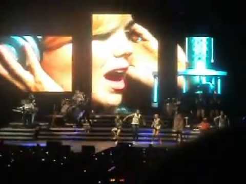 Lucie Vondráčková a Michal David - Byla to láska - O2 ARENA Praha (HIT TOUR 2013)