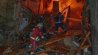 Un ataque ruso hirió a decenas en la Universidad de Rivne y misiles balísticos alcanzaron Kiev