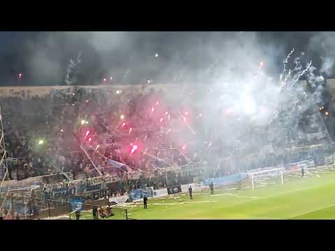 "Gimnasia y Tiro de Salta tuvo el gran apoyo de los hinchas en la final del Federal A en La Rioja." Barra: La Dale Albo • Club: Gimnasia y Tiro