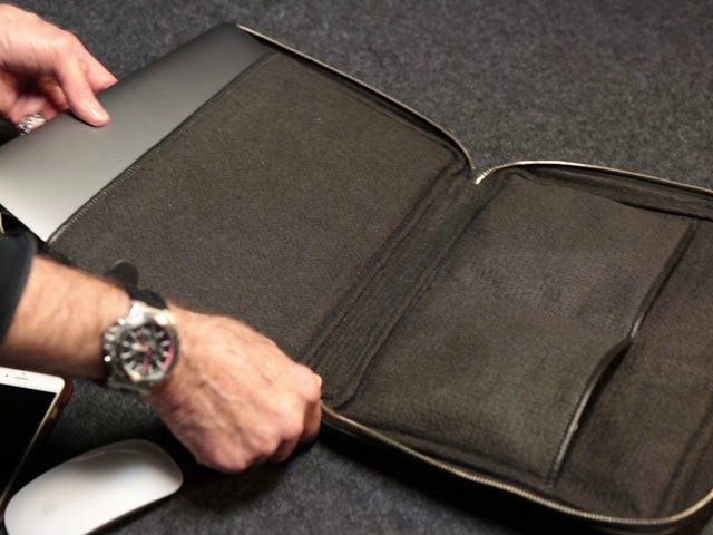 Vídeo relacionado con Clairefontaine - Ref 90171C - Bolsa portafolio - 55 x 40 cm de tamaño, protege y lleva carpetas de arte - Apto para llevar sobre hombro o en la mano - Funda negra