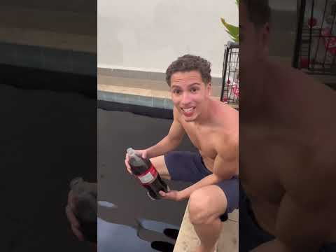 Enchi minha piscina de COCA-COLA e pulei! #shorts