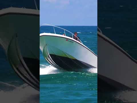 vintage 1987 #Mako going head to head with #BocaInlet 💪 who's boss?? #boca #wavyboats #haulover