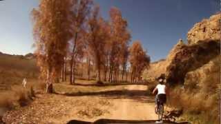 preview picture of video 'Cueva Alfano: lake Negretín to Villanueva de las Torres on mountain bike'