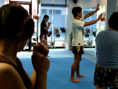 奥足へのローキック