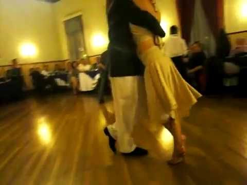 Paula Hermida y Sergio (Toni) Segovia bailan En falsa escuadra