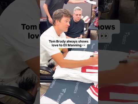 Tom Brady shows love to Eli Manning🤣
