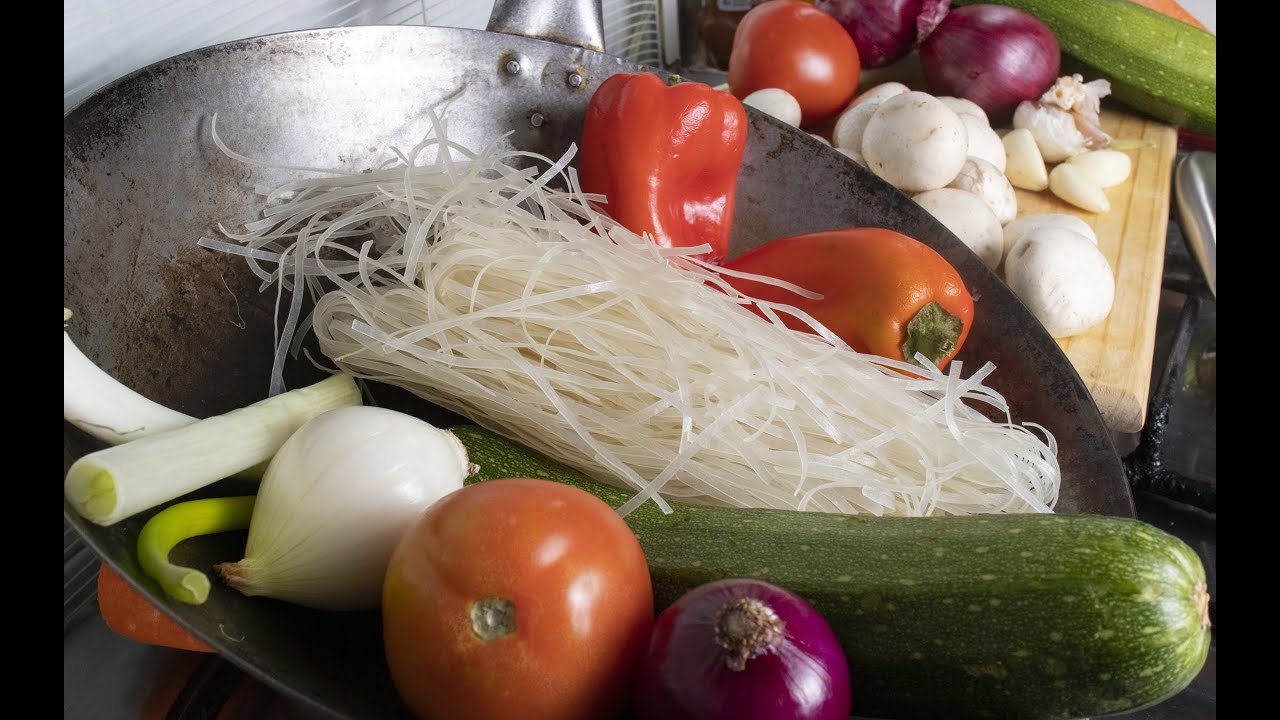 Wok de verduras o vegetales y fideos de arroz.. Receta rápida. Te mostramos el paso a paso. 😁