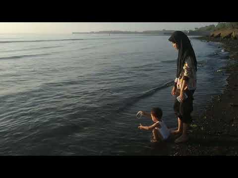 EM FUSENA BIRAWA ANARGYA BERMAIN DI PANTAI CACALAN BANYUWANGI (2)