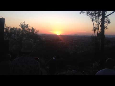 África Mãe do Leão e Monkey Jhayam. Por do sol