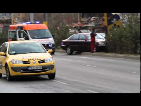 Извънредно: Мерцедес се разби на бул. "България" с тътен (ВИДЕО)