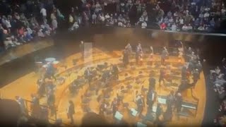 Göstericiler İsrail Filarmoni Orkestrası'nın Paris konserini meşaleler ve alarm sesleriyle bozdu
