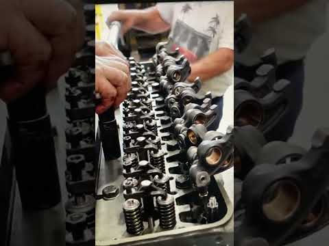 Torquing The Cylinder Head Onto The Block (Detroit Diesel 671) #detroitdiesel #dieselpropower