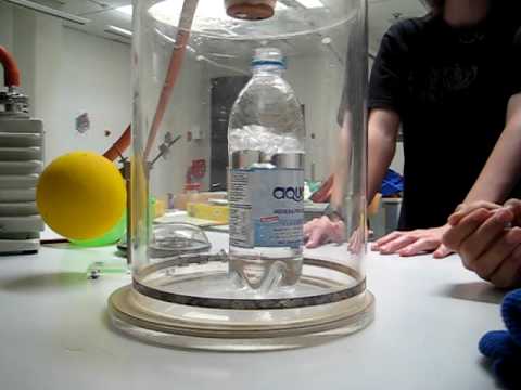 Wasserflasche im Vakuum