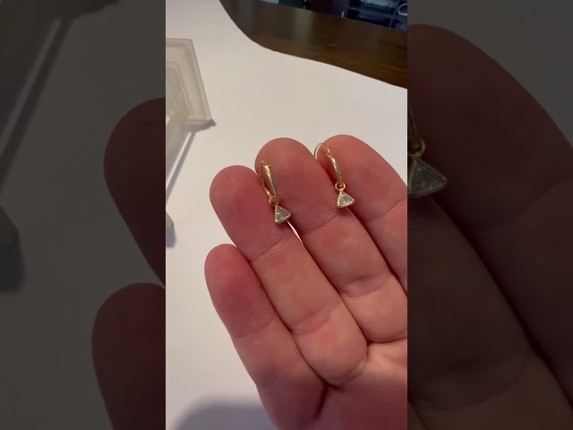 Vídeo relacionado con GOLDENCAT Pendientes Magic Plateados, Pendientes Aro Circonitas, Aros Pequeños con Piedras, Argollas Zircon, Aretes, Diámetro aro 15 mm, Grosor del aro 2 mm, Plata de Ley 925, Zircon Azul