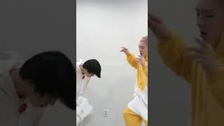 Download lagu MONSTA X KIHYUN & MINHYUK  | IVE - ELEVEN DANCE(?) #shorts #monstax #kihyun #minhyuk #몬스타엑스 #기현 #민혁 mp3