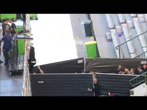 Harry climbing over a fence to shake the tour crew's hands in Brussels before the show, 13/06/15
