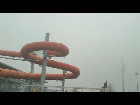 Geburtstag Riesen Rutsche Hallenbad Eingang Ausgang im November Nebel „Aqua Nova“ Wiener Neustadt