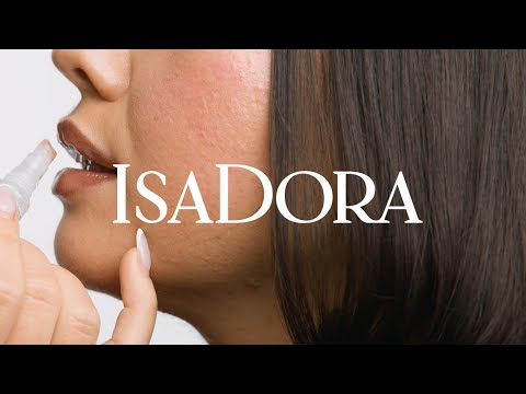 En kvinna sminkar sig med The Glossy Lip Treat från IsaDora.