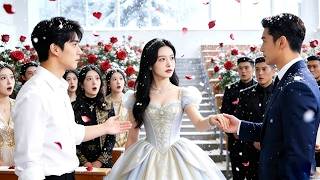 Na vijf jaar een relatie te hebben gehad, gaf haar man zijn eerste liefde een ketting ter waarde van miljarden, maar haar gaf hij in plaats daarvan een goedkope hartvormige steen. Vervolgens trouwde ze met de machtigste CEO van de stad, maar ze had nooit verwacht dat hij haar de grootste macht zou geven!#KortDrama #Liefde